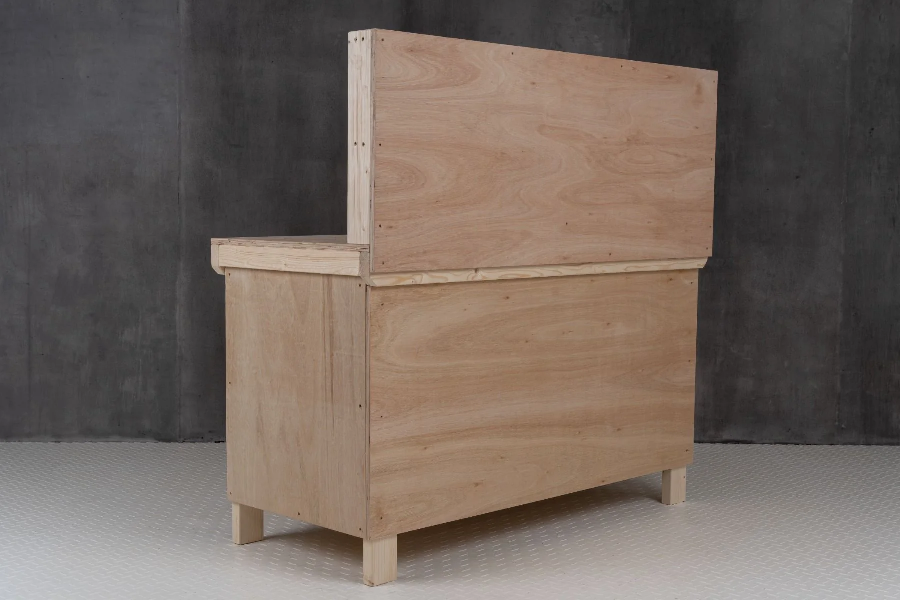 Wooden Eucalyptus hardwood top workbench with lockable cupboard (V.9) with back panel and double shelf - Image 9