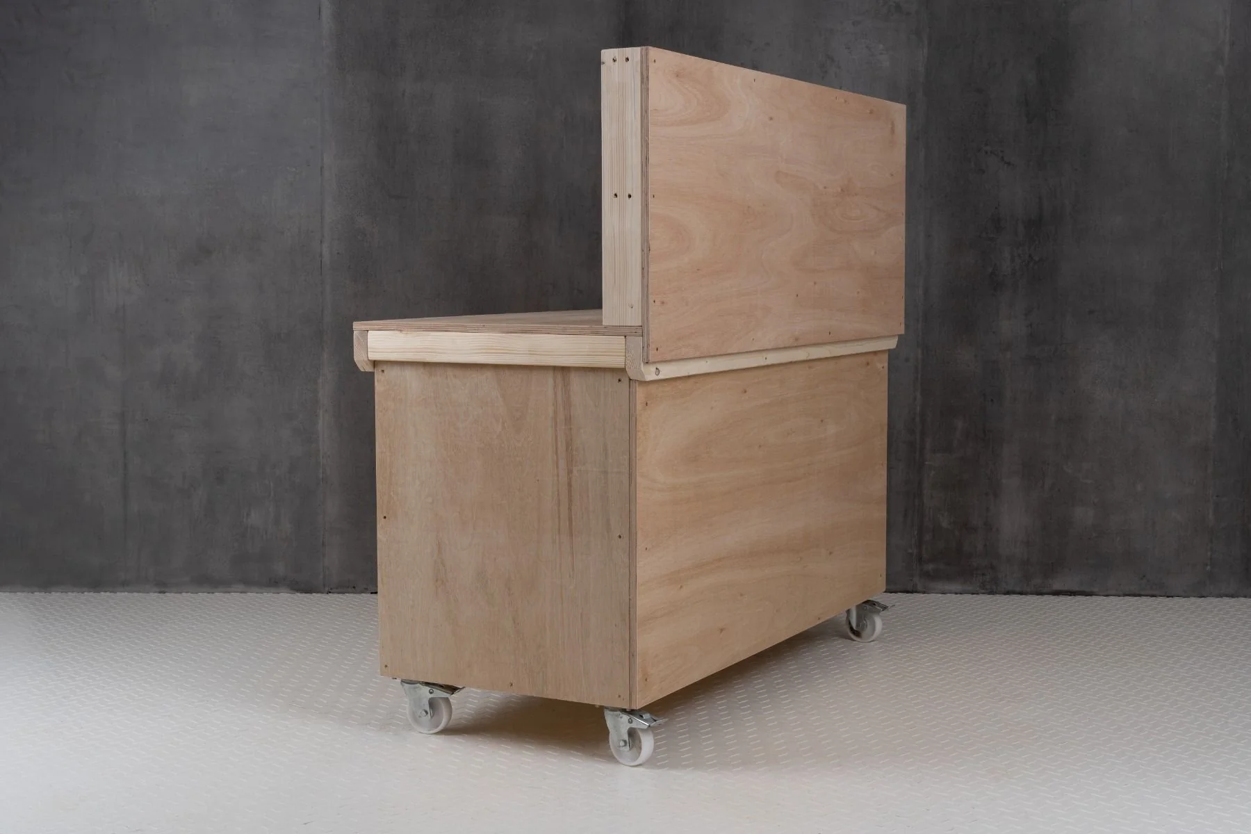 Wooden Eucalyptus hardwood workbench with lockable cupboard (V.9) with back panel, double shelf, wheels - Image 9